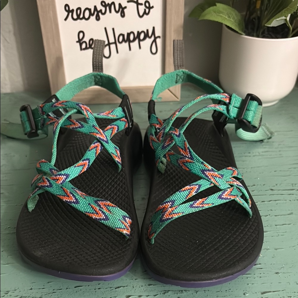 Colorful Strappy Sandals SZ 2 Kids box 146
